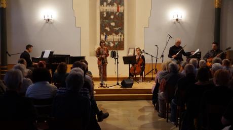 Misha Antonov (Klavier), Miriam Hanika (Oboe), Elisa von Wallis (Cello), Frieder Brändle (Alt-Querflöte) und Paul Brändle (Gitarre) sorgten für einen gelungenen Konzertabend in der Binswanger Synagoge.
