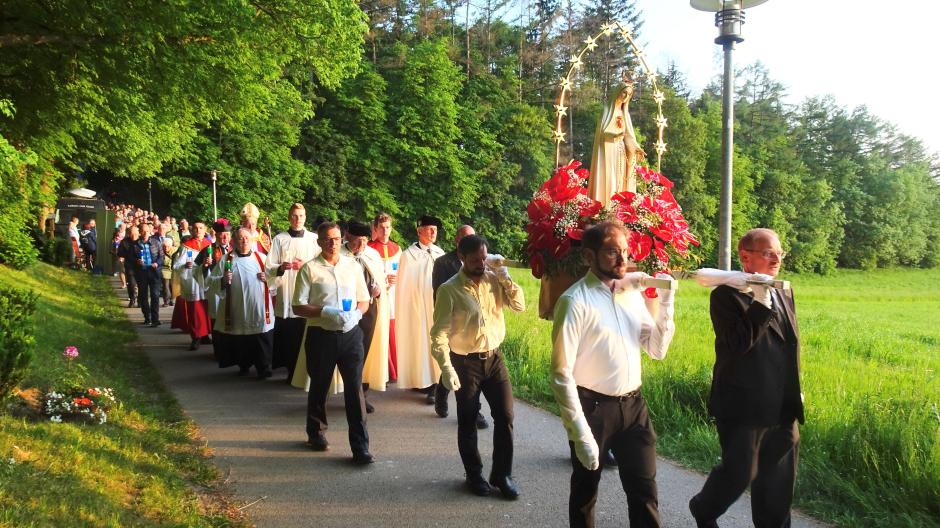 The Madonna of Fatima, carried by four men, in the procession of lights in Maria Vesperbild.