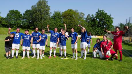 Die Kicker der SSV Dillingen freuen sich über ihren Meistertitel samt Kreisliga-Aufstieg