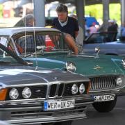 Beim Oldtimer-Treffen auf dem Selgros-Parkplatz in Gersthofen gab es auch einen alten BMW sowie einen Opel Rekord Baujahr 1957 zu sehen.