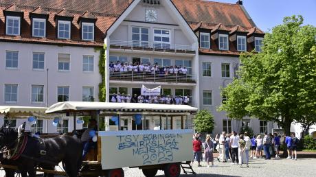 Mit einer Kutsche wurden die Fußballer des TSV Bobingen zum Rathaus gefahren, wo sie sich auf dem Balkon feiern ließen.