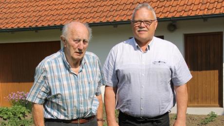 Der rüstige Jubilar Michael Gerbl feiert seinen 85. Geburtstag. Kirchenpfleger und Gemeinderat Josef Herrmann und viele Gäste kommen zum Gratulieren.