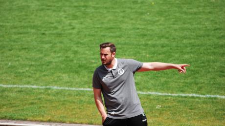 Da geht's lang: Trainer Tobias Baur weist seinem TSV Mindelheim II den Weg in die Relegation.
