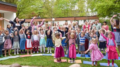 Zur Melodie von "Die Hände zum Himmel" sangen die Kinder vom katholischen Kindergarten in Geltendorf das speziell für die 50-Jahr-Feier getextete Jubiläumslied.