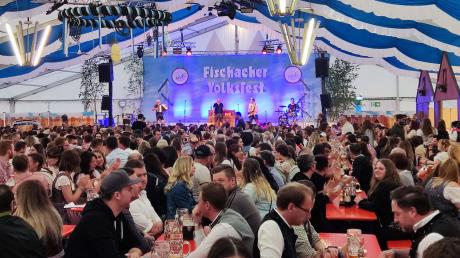 Volles Bierzelt beim Fischacher Volksfest. Nachdem im vergangenen Jahr noch in kleinerer Runde gefeiert werden musste, war die Freude diesmal besonders groß.