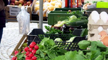 Obst und Gemüse - hier der Stand der Familie Wolf - bilden einen Schwerpunkt auf dem Friedberger Wochenmarkt. 