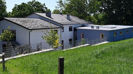 Die Kindertagesstätte Biberbach ist trotz des neuen Anbaus wieder zu klein. Bis zum Neubau einer zweiten Kita soll ein Wiesenkindergarten als Übergangslösung dienen.