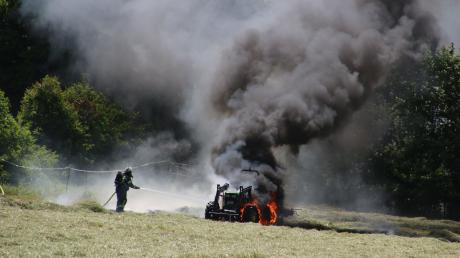 Wegen eines brennenden Traktors ist die Feuerwehr am Mittwochnachmittag am Tiefenbacher Weg in Illertissen im Einsatz gewesen.