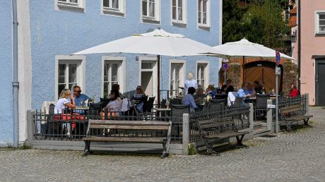 Außenbewirtung Café Lucys. Jede Menge Cafés gibt es am Peter-Dörfler-Weg und drumherum. 