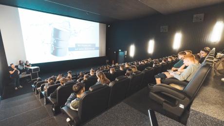 So sieht es aus, wenn sich Jugendliche in einem Kinosaal über Ausbildungsberufe informieren.