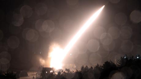 Die Ukraine hat ATACMS-Raketen aus den USA erhalten. Hier gibt es einen Überblick, was die Kurzstreckenrakete kann. 