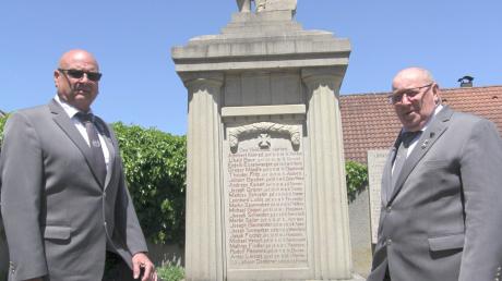 Im 151. Jahr seines Bestehens wird der Soldaten- und Kameradschaftsverein  Ettenbeuren von Heiko Westphal (links) und Erich Neuburger geleitet, hier am Kriegerdenkmal.