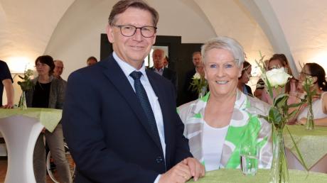 Landrat Stefan Rößle verabschiedete Heimleiterin Elisabeth Oestringer.