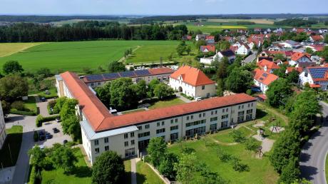 Für sechs Wochen ist im Foyer des Bildungszentrums am Kloster Roggenburg die Wanderausstellung „Ressourceneffizienz – weniger ist mehr!“ zu sehen.