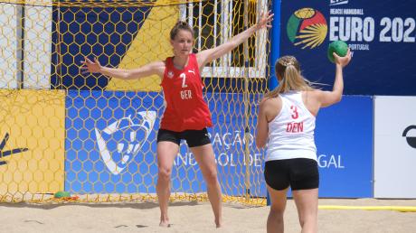 Magdalena Frey (in Rot) hat mit der deutschen Nationalmannschaft den EM-Titel im Beachhandball verteidigt. In der kommenden Saison wechselt die Torhüterin vom TSV Haunstetten zum HCD Gröbenzell in die 2. Liga.