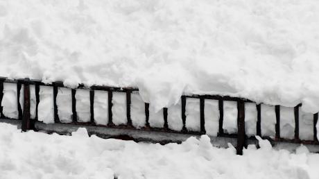 Zwei Schneefanggitter aus Kupfer wurden von der Aussegnungshalle am Inchenhofener Friedhof gestohlen. 