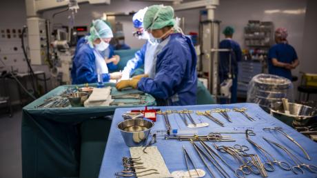 Das Personal eines Operationssaals führt eine Nierentransplantation durch.