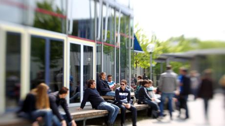 An der Jura-Fakultät der Uni Augsburg trifft man sich zwischen Seminaren gerne im Freien. 