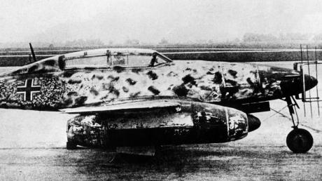 Die Messerschmitt Me 262 war das erste in Serie produzierte Düsenflugzeug der Welt. Im Zweiten Weltkrieg wurde es als Jagdbomber eingesetzt. Teile einer solchen Maschine wurden vor einigen Wochen in einem Acker in Grasheim gefunden.