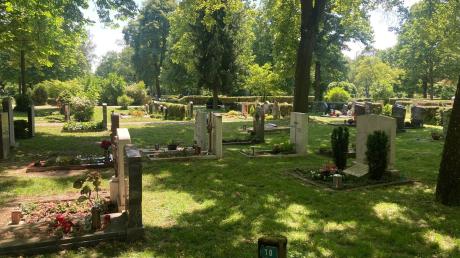 Am Neu-Ulmer Friedhof stehen Bauarbeiten an. Entlang der Reuttier Straße wird die Friedhofsmauer abgerissen und neu gebaut. 