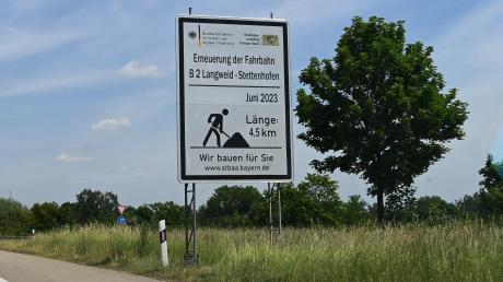 Die Hinweisschilder sind bereits aufgestellt worden: Ab 12. Juni wird die Fahrbahn der B2 zwischen Stettenhofen und Langweid erneuert. Dafür muss jeweils halbseitig gesperrt werden. 