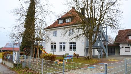 Auf Beschluss des Bucher Bau- und Umweltausschusses wird die Holzdecke im Obergeschoss des Kindergartens in Gannertshofen durch eine Akustikdecke ersetzt.