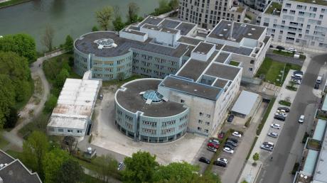 Die Donauklinik Neu-Ulm und das Universitätsklinikum Ulm sollen kooperieren. Doch auch nach einem halben Jahr gibt es noch keinen entsprechenden Vertrag. 