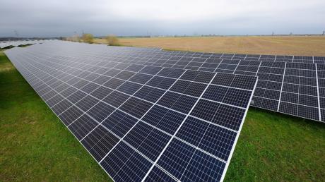 Eine Freiflächen-Photovoltaikanlage soll in der "Halde" in Buttenwiesen entstehen.