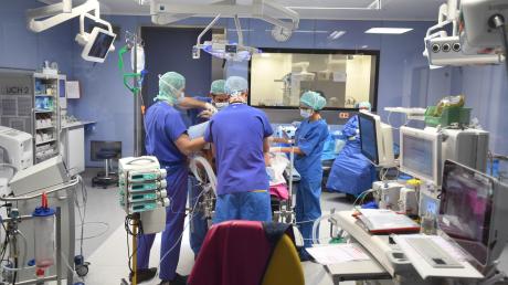 Ein heikler Bereich: In der Anästhesie am Uniklinikum Augsburg (UKA) arbeiten rund 100 Personen. Nun ist Streit um den Corona-Bonus entbrannt.