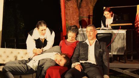 Das große Finale – der tote Hamlet mit Mutter und dem todgeweihten Onkel Claudius (im Vordergrund).