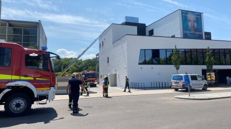 Am Sonntagvormittag musste die Feuerwehr zum Magietheater von Florian Zimmer ausrücken. Der Grund: Feuer in einem Büro.