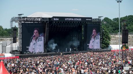 Festivalzeit in Nürnberg: Blick auf die Utopia Stage und das Publikum der Band Fever 333. Abschluss des Open-Air-Festivals Rock im Park.