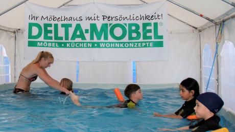 Olympia-Turnerin Janine Berger ist eine der Trainerinnen in Michael Knöferls mobiler Schwimmschule. 