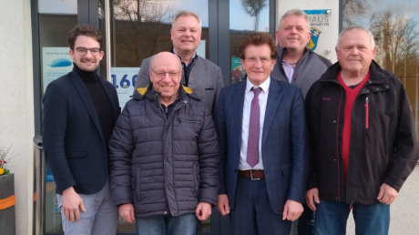 Über einen höheren Zuschuss für den SV Thierhaupten freuen sich (von links) Manuel Knoll, Paul Kinlinger, Bürgermeister Toni Brugger, CSU-Landtagsabgeordneter Georg Winter, Richard Mayr und Werner Mayr. 