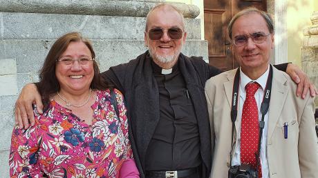 Pater Gerhard Lagleder (Mitte) mit Schwester Mechthild und Bruder Johannes vor der Neuburger Hofkirche.   