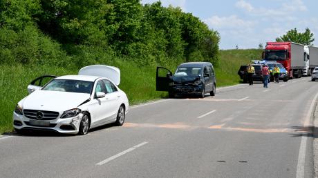 Zwei Verletzte und vier kaputte Autos sind die Folge eines Unfalls bei Merklingen.