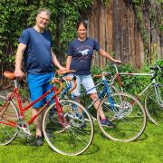 Muriel Morschewsky-Henrichs und Patrick Henrichs und sind studierte
Musiker und restaurieren seit Corona alte Fahrräder in Rammingen.