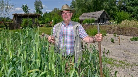 Unser Stiller Held Karl Dirscherl hat unter anderem die Weidenzäune im Steinzeitdorf geflochten und ist für den Acker verantwortlich.
