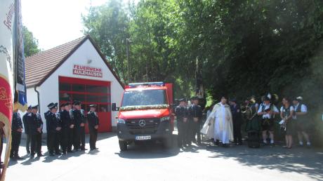 Pfarrer Max Bauer erteilte dem neuen Fahrzeug der Feuerwehr Aulzhausen den kirchlichen Segen.
