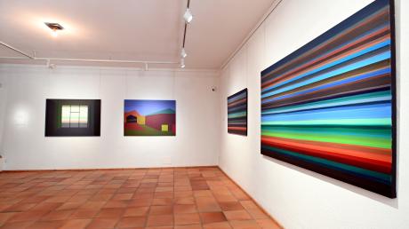 Andrea Sandner verdichtete im Lauf ihrer künstlerischen Betätigung Landschaften immer mehr und reduzierte sie am Ende auf farbige Linien, wie im Erdgeschoss der Schwäbischen Galerie Oberschönenfeld zu sehen ist..