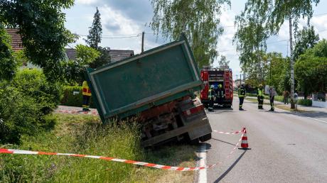 Ein Lastwagen ist in Klingsmoos in einen Graben gerutscht, weil der Fahrer kurzzeitig bewusstlos geworden war. 