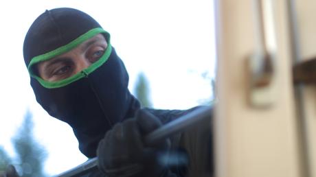 Ein Einbrecher verschafft sich durch ein aufgehebeltes Fenster Zugang zu einer Schondorfer Kfz-Werkstatt.