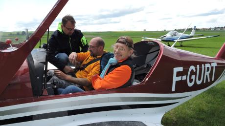 Für einen Rundflug bereiten Thomas Soppa (r.) und Klaus Löffler von der Luftsportgruppe einen Fluggast vor.