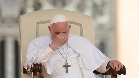 Papst Franziskus musste sich einer Operation unter Vollnarkose unterziehen. Sein Gesundheitszustand löst immer wieder Spekulationen über einen Rücktritt aus.