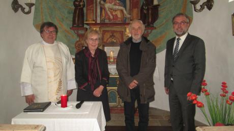Diakon Franz Bauer, Kreisheimatpflegerin Dr. Heide Weißhaar-Kiem (von links), Kunstmaler Franz Kugelmann und Bürgermeister Albert Thurner weihten das neue Gnadenbild ein.