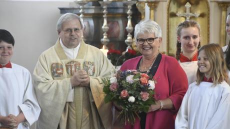 Pfarrer Werner Ehnle ehrte Juliane Bissinger für 30 Jahre treuen Mesner-Dienst in der Pfarrgemeinde St. Vitus im Thierhauptener Ortsteil Neukirchen.