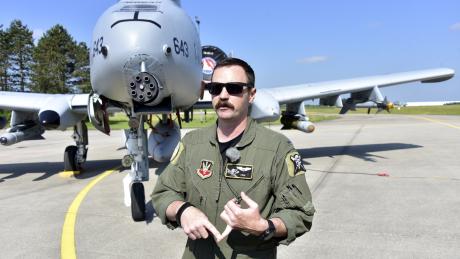 Pilot Jason Attinger (hier vor der A-10 Thunderbolt) ist Geschwaderführer bei der Übung "Air Defender" auf dem Lechfeld. 
