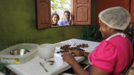 Staunend im Dschungel: Annalena Baerbock und Hubertus Heil besuchten eine Kakao-Farm auf der Insel Combu.