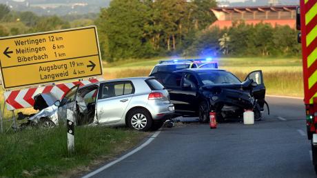 Einen enormen Sachschaden hat es bei einem schweren Unfall am Freitagabend in der Nähe von Biberbach gegeben. 
