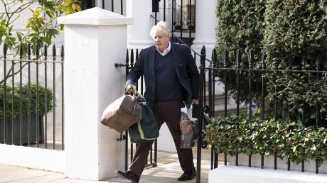 Ende einer Ära? Boris Johnson, ehemaliger Premierminister von Großbritannien, verlässt sein Haus einen Tag nach seinen Aussagen zur "Partygate"-Affäre vor einem Parlamentsausschuss. 